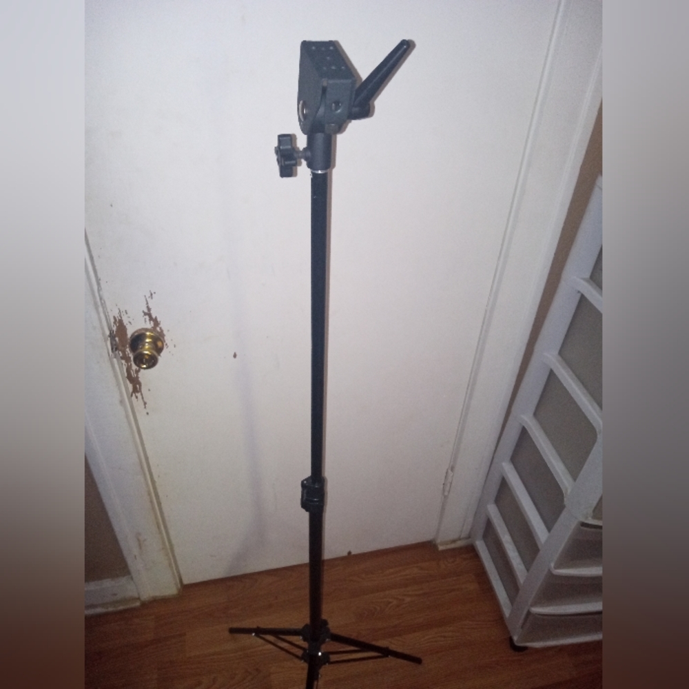 adjustable Tri pod with leveling camera mount